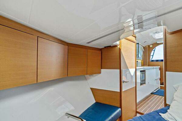 Bertram 35 Flybridge Yacht For Sale