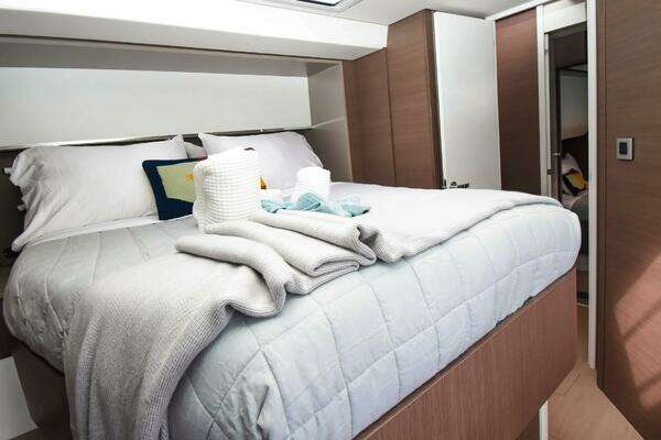 Bali 5.4 Yacht For Sale