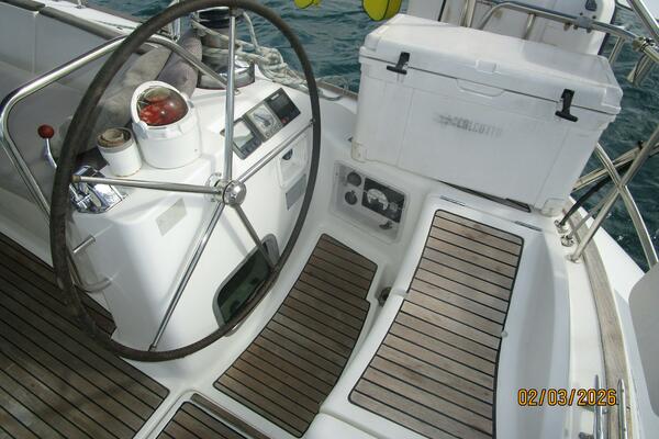 54' Jeanneau cockpit starboard helm1