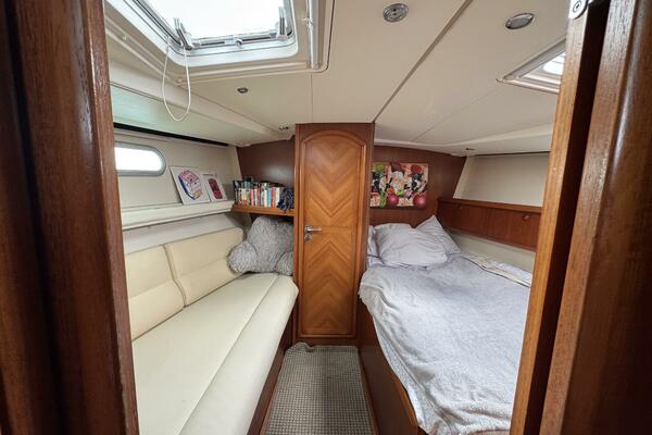 54' Jeanneau mid stateroom forward