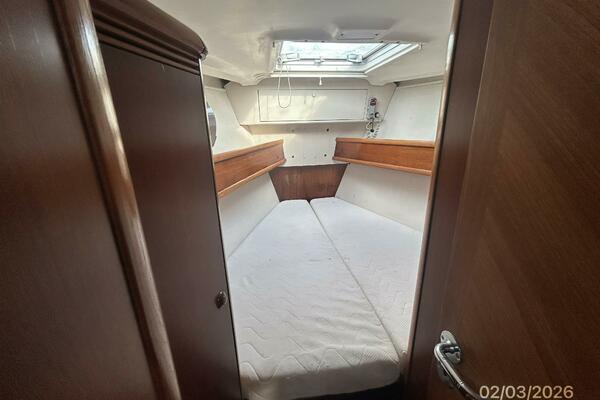 54' Jeanneau forward stateroom