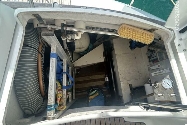 54' Jeanneau port lazarette