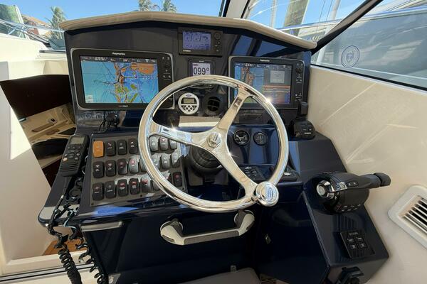 2014 Pursuit F350 - Helm
