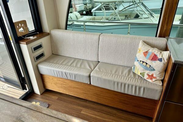 Outer Reef 62 SOUTH  PAWS - Salon Galley