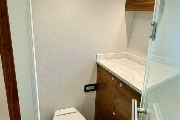 Outer Reef 62 SOUTH  PAWS - Master Stateroom Ensuite Head