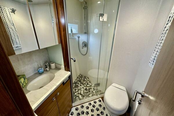 Outer Reef 62 SOUTH  PAWS - VIP Stateroom Ensuite Head