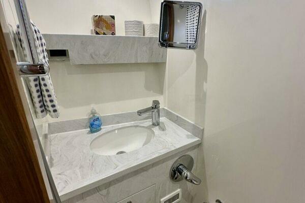 Outer Reef 62 SOUTH  PAWS - Guest Cabin Ensuite Head