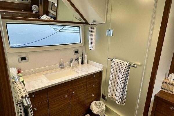 Outer Reef 62 SOUTH  PAWS - Master Stateroom Ensuite Head
