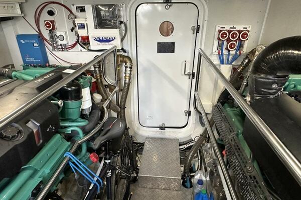 Outer Reef 62 SOUTH  PAWS - Engine Room 