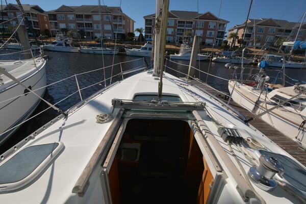 Heals Easily Too 33ft Beneteau Yacht For Sale