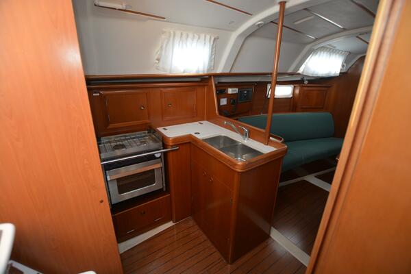 Heals Easily Too 33ft Beneteau Yacht For Sale