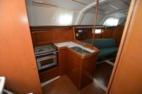 Photo of the 2002 Beneteau Oceanis 331 "Heals Easily Too"