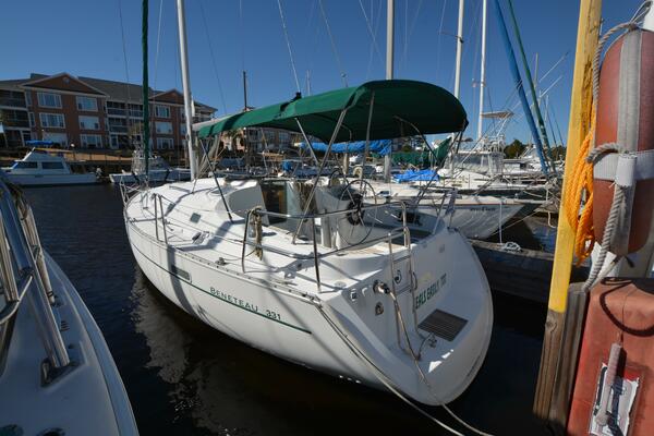 Heals Easily Too 33ft Beneteau Yacht For Sale