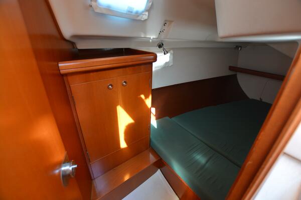 Heals Easily Too 33ft Beneteau Yacht For Sale