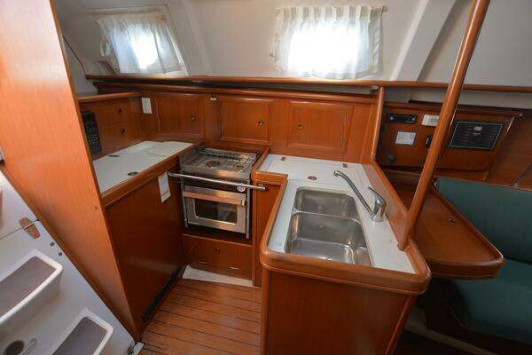 Photo of the 2002 Beneteau Oceanis 331 "Heals Easily Too"