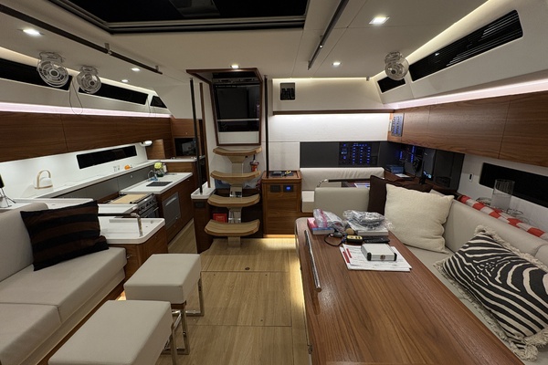 2023 Amel 50 REVIVER salon