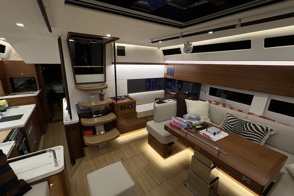 2023 Amel 50 REVIVER salon