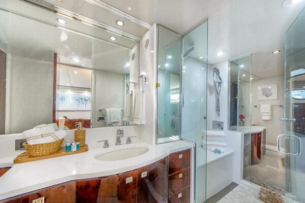 Serendipity 94ft Lazzara Yachts Yacht For Sale