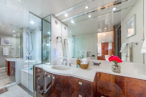 Serendipity 94ft Lazzara Yachts Yacht For Sale