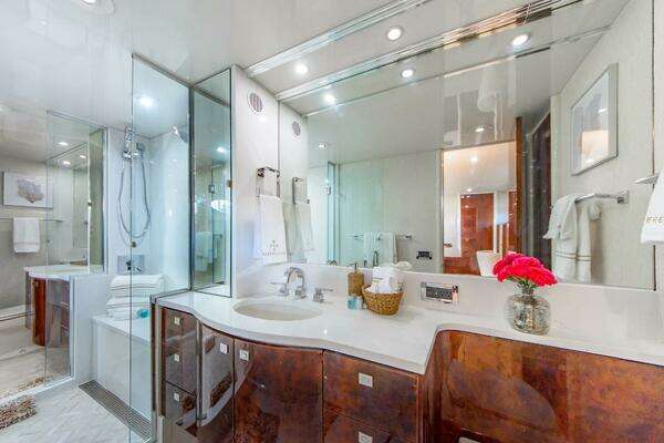 Lazzara Yachts 94 Motor Yacht Yacht For Sale