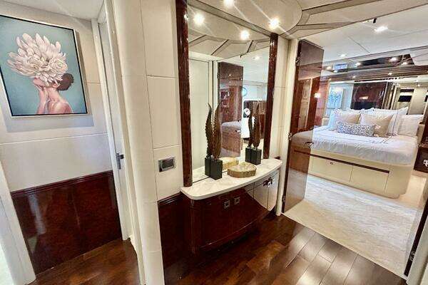 Lazzara Yachts 94 Motor Yacht Yacht For Sale