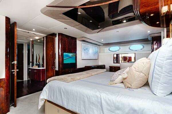 Lazzara Yachts 94 Motor Yacht Yacht For Sale