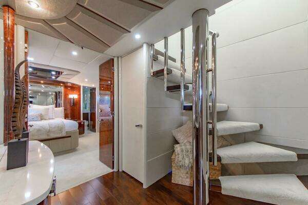 Lazzara Yachts 94 Motor Yacht Yacht For Sale