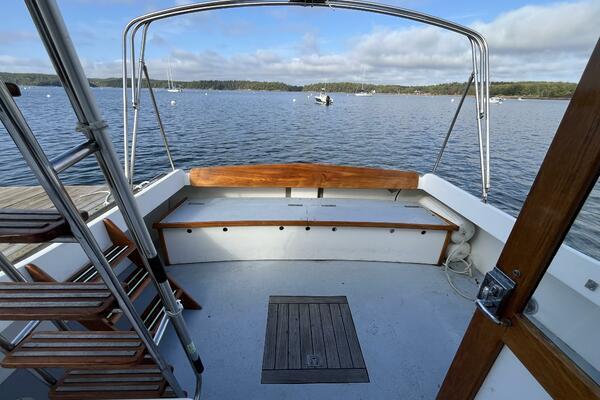Miracle aft cockpit, stern seat, bimini frame