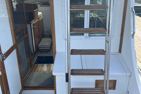 Miracle starboard fwd cockpit with F/B ladder