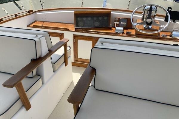 Miracle flybridge dash & helm