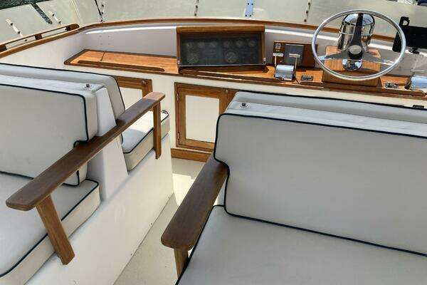 Photo of the 1986 Wilbur Flybridge Cruiser "Miracle"