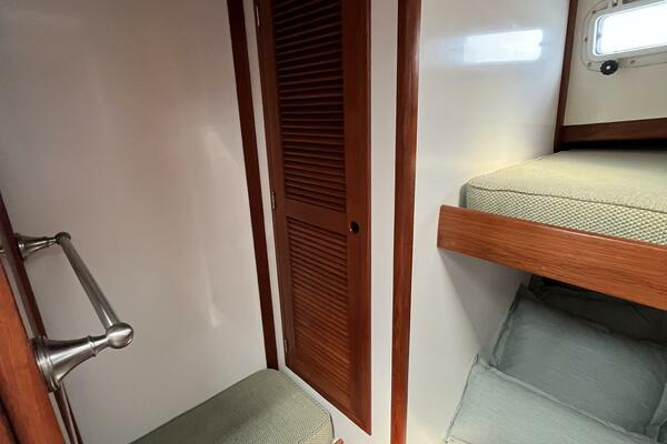 Miracle guest hanging locker