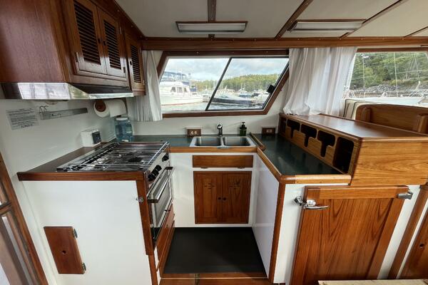 Miracle U-shaped galley in aft port salon