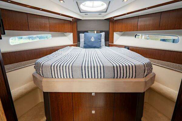 2013 Cruisers Yachts 48
