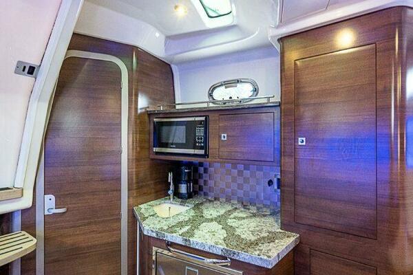 Boston Whaler 345 Conquest - Interior