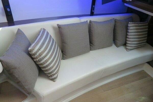 Boston Whaler 345 Conquest - Interior