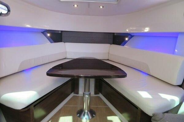 Boston Whaler 345 Conquest - Interior