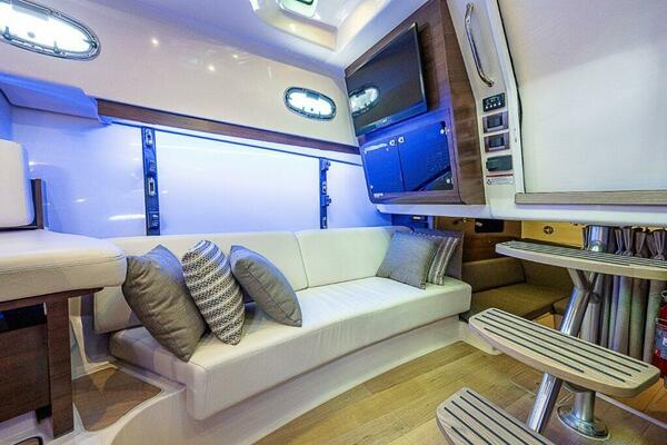 Boston Whaler 345 Conquest - Interior