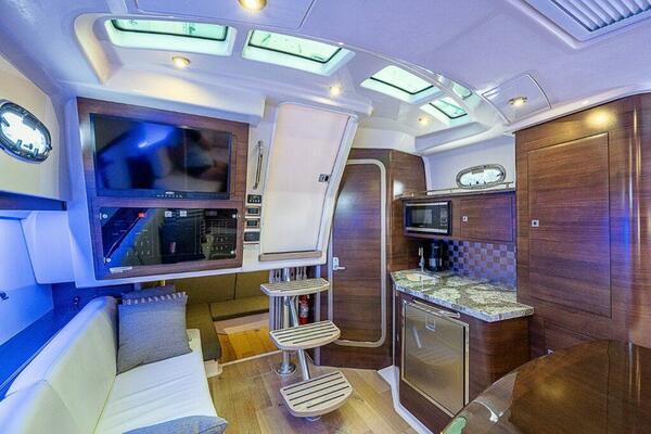 Boston Whaler 345 Conquest - Interior