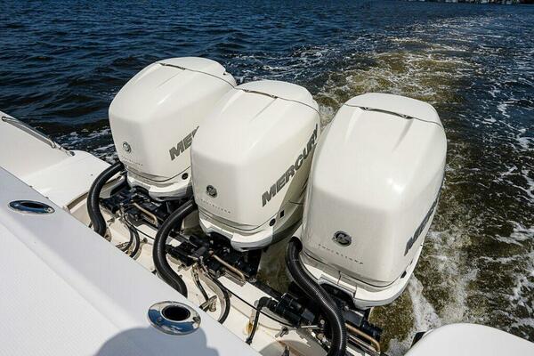 Boston Whaler 345 Conquest - Triple Outboard Engines
