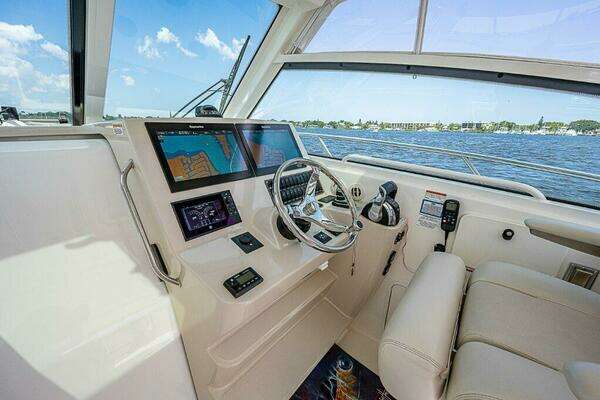 Boston Whaler 345 Conquest Yacht For Sale