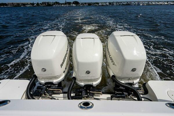 Boston Whaler 345 Conquest - Triple Outboard Engines