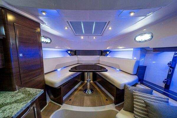 Boston Whaler 345 Conquest - Interior