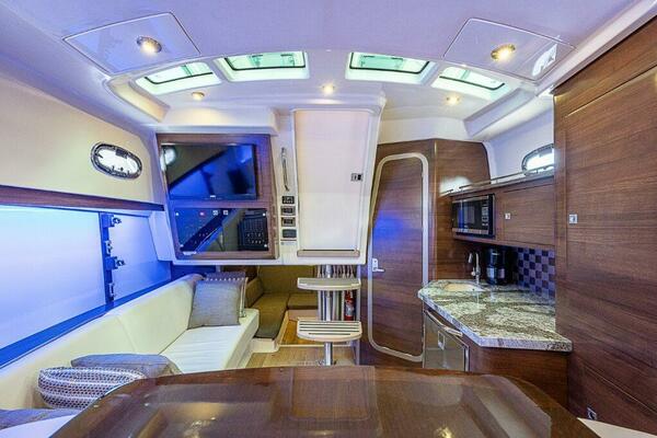 Boston Whaler 345 Conquest - Interior