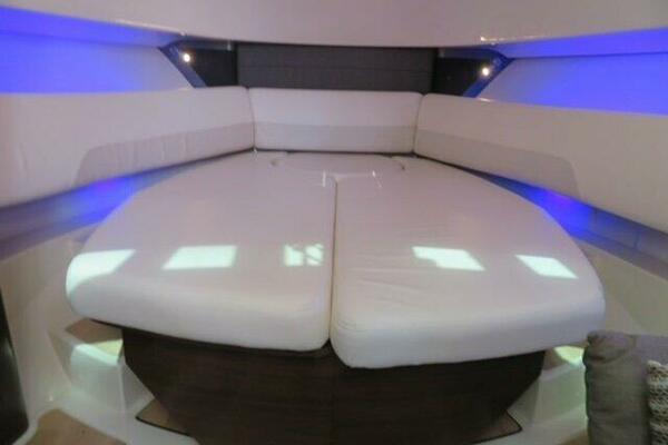 Boston Whaler 345 Conquest - Interior