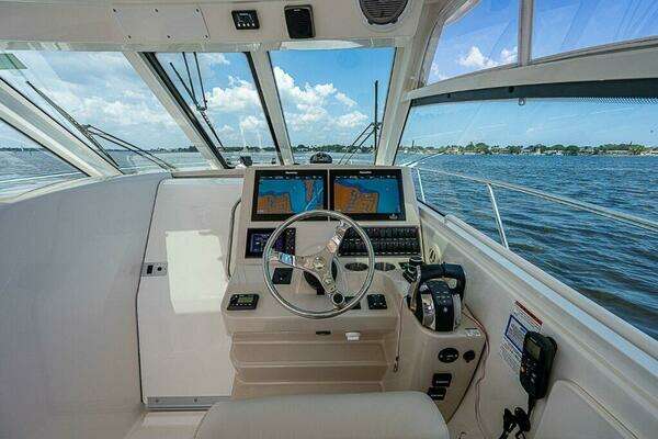 Boston Whaler 345 Conquest Yacht For Sale