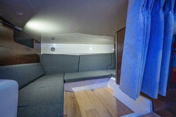 Boston Whaler 345 Conquest - Interior