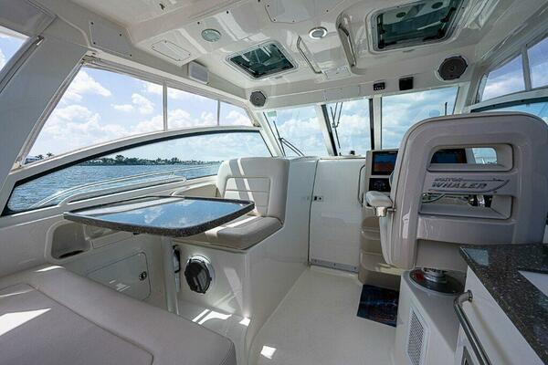 Boston Whaler 345 Conquest - Helm