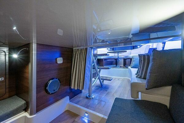 Boston Whaler 345 Conquest - Interior