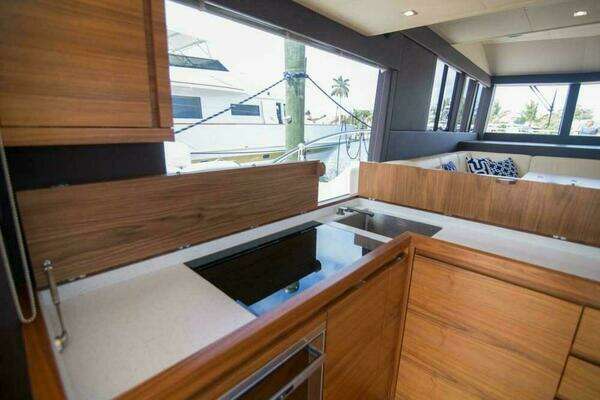 Sundeck Yachts 580 Sport Yacht For Sale